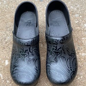 Women’s Dansko Embossed black leather shoes
